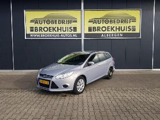 damaged passenger cars Ford Focus Wagon 1.0 EcoBoost Trend 2013/10