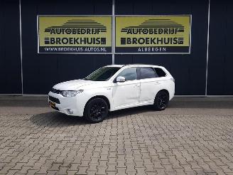 Unfallwagen Mitsubishi Outlander 2.0 PHEV instyle 2013/12