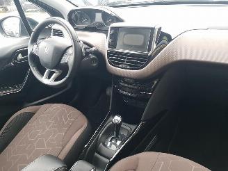 Peugeot 2008 1.2 VTi Active Pack Premium Automatic picture 15