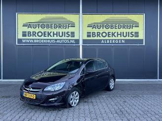 Coche siniestrado Opel Astra Astra J (PC6/PD6/PE6/PF6), Hatchback 5-drs, 2009 / 2015 1.4 Turbo 16V ecoFLEX 140 2015/9