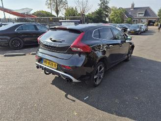Vaurioauto  passenger cars Volvo V-40 2.0 D2 16V 2015/10