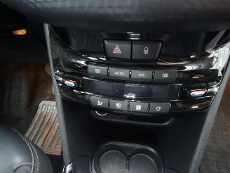 Peugeot 2008 1.2 16v picture 12