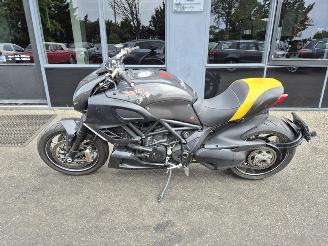 krockskadad bil motor Ducati Diavel CARBON ABS 100 CV 2012/5