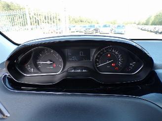 Peugeot 208  picture 8