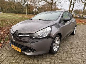 Vaurioauto  passenger cars Renault Clio  2016/1