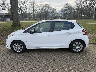 Peugeot 208  picture 2