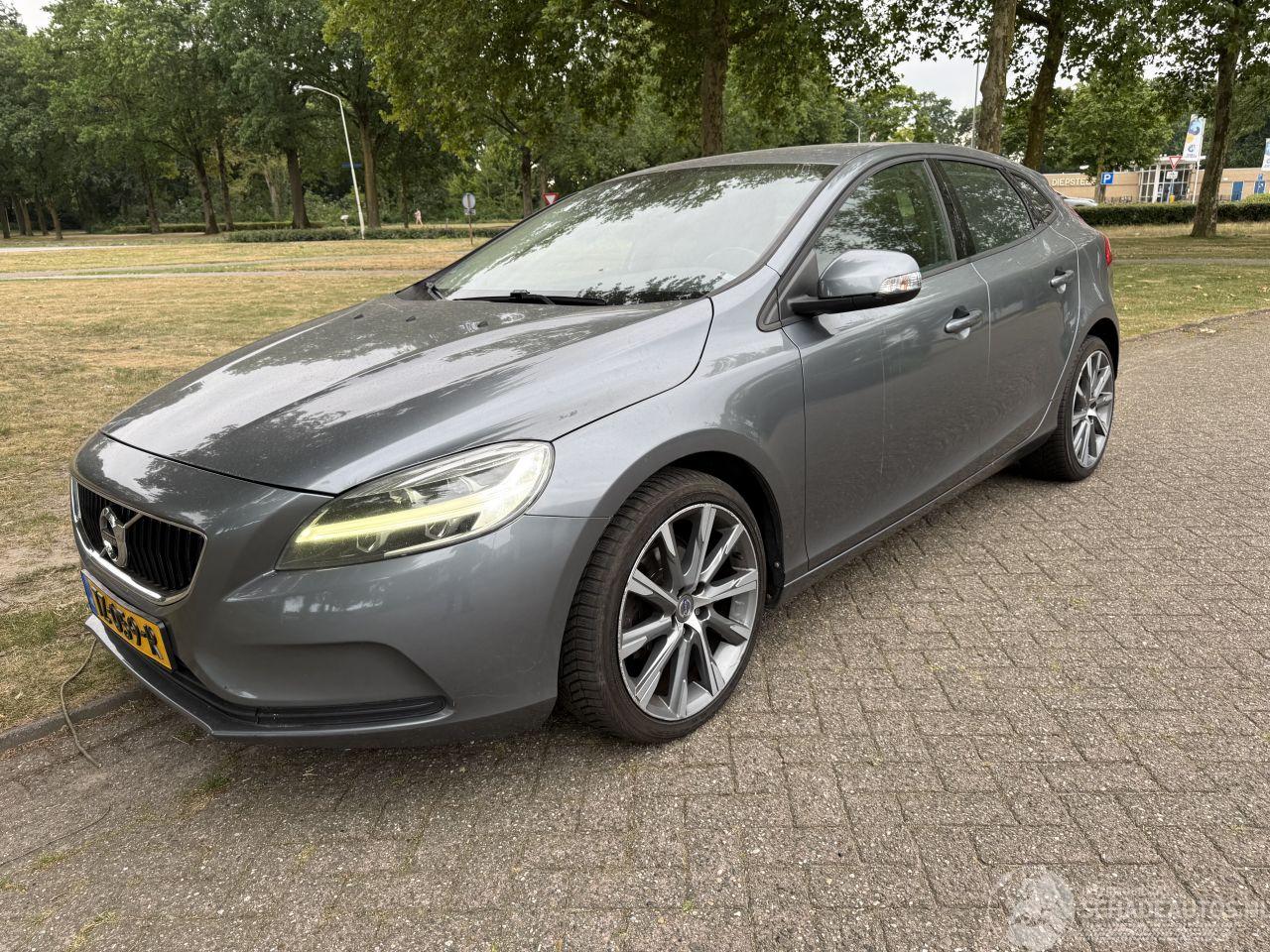 Volvo V-40 