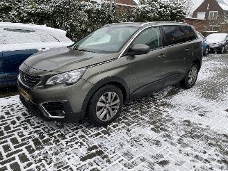 damaged passenger cars Peugeot 5008 7 Persoons 1.2 PureTech Blue Lease Executive WOK 2018/11