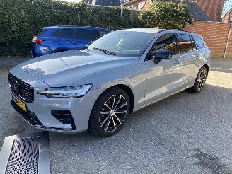 Auto incidentate Volvo V-60 2.0 B4 Plus Bright Mild Hybrid VASTE PRIJS 2023/11