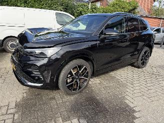 krockskadad bil auto Volkswagen Tiguan 1.5 e-Hybrid R-Line Edition 130/55 KW 2024/11