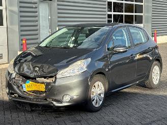 Auto incidentate Peugeot 208 1.2 Vti 12V PureTech 82 Hatchback  Benzine 1.199cc 60kW (82pk) FWD 2014/2