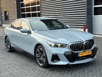 Unfallwagen BMW 5-serie 520i M Pakket 360 camera 2.0 TwinPower Turbo 16V Sedan 4Dr Elektrisch Benzine 1.998cc 153kW (208pk) RWD 2023-07  B48B20S; B48B20P 2024/12