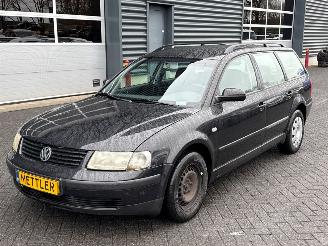 Voiture accidenté Volkswagen Passat 1.8 20V Combi/o  Benzine 1.781cc 92kW (125pk) FWD 2000/11