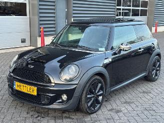 Voiture accidenté Mini Cooper S 1.6 16V Cooper S Hatchback  Benzine 1.598cc 135kW (184pk) FWD 2011/8