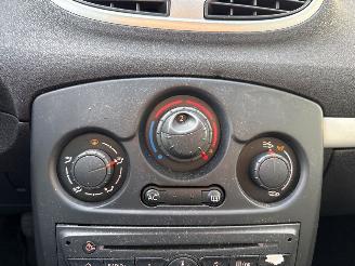 Renault Clio 1.2 16V 75 Hatchback  Benzine 1.149cc 55kW (75pk) FWD picture 16