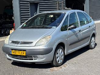 damaged passenger cars Citroën Xsara PICASSO 1.8 16V MPV  Benzine 1.749cc 86kW (117pk) FWD 2003/9