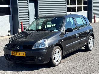 Schadeauto Renault Clio 1.2 16V Hatchback  Benzine 1.149cc 55kW (75pk) FWD 2005/1