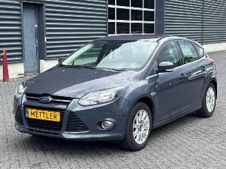 damaged passenger cars Ford Focus 1.6 Ti-VCT 16V 125 Hatchback 2011/5