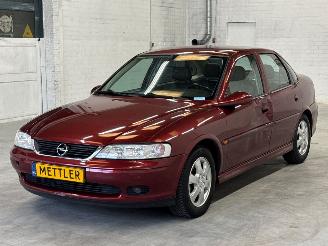 krockskadad bil auto Opel Vectra -B 1.6 16V Ecotec Sedan 4Dr Benzine 1.598cc 74kW (101pk) FWD 2001/11