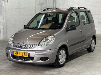 Damaged car Toyota Yaris-verso 1.3 16V MPV  Benzine 1.299cc 62kW (84pk) FWD 2004/10