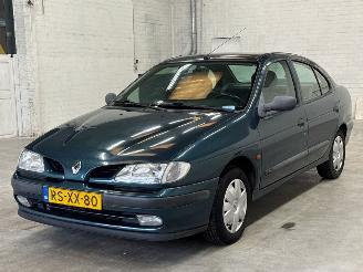 Unfallwagen Renault Mégane 1.6i Sedan 4Dr Benzine 1.598cc 66kW (90pk) FWD 1997/6