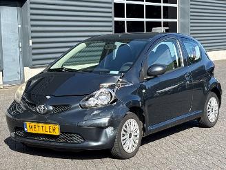 Damaged car Toyota Aygo 1.0 12V VVT-i Hatchback  Benzine 998cc 50kW (68pk) FWD 2006/3