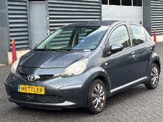 krockskadad bil auto Toyota Aygo 1.0 12V VVT-i Hatchback  Benzine 998cc 50kW (68pk) FWD 2007/5