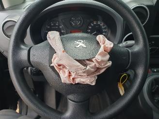 Peugeot Partner L2 122 1.6 BlueHDi 100 Premium Pack S&S picture 12