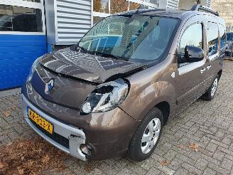krockskadad bil auto Renault Kangoo Family 1.6-16V Privilège Automaat 2013/4