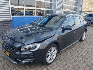 skadebil auto Volvo V-60 2.4 D6 AWD Plug-In Hybrid Summum 2013/11