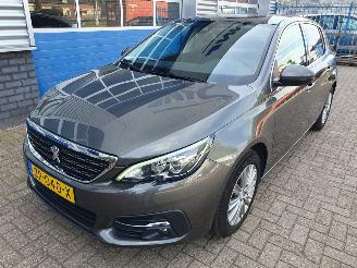 uszkodzony samochody osobowe Peugeot 308 1.2 PureTech Blue Lease Premium 2019/7