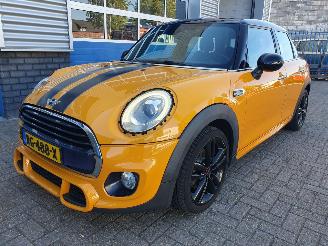 skadebil auto Mini Cooper John cooper works - 1.5 Cooper Serious Business 2017/11