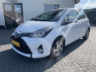 damaged passenger cars Toyota Yaris 1.5 Hybrid Aspiration PRACHTIG!!! 2015/1