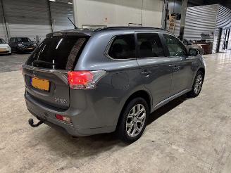 Unfallwagen Mitsubishi Outlander 2.0 PHEV instyle 2013/12