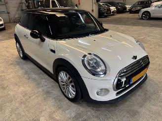 Vaurioauto  passenger cars Mini Cooper 1.5 Cooper First Born Edition Nap 2014/10