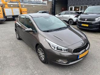 Schadeauto Kia Cee d 1.6 GDI 20th Anniversary airco 2013/11