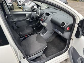 Peugeot 107 1.0 12v 5-drs airco picture 9