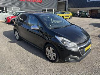 Schadeauto Peugeot 208 1.2 5-drs Signature NAP 2019/4