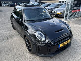 Damaged car Mini Electric MINI Yours 33 kWh Pano 2021/7