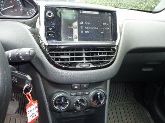Peugeot 208 1.4 e-HDI BLUE LEASE picture 10
