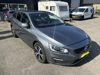 uszkodzony samochody osobowe Volvo V-60 2.0 T4 Momentum 190pk 2017/9