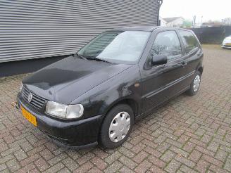 Vaurioauto  passenger cars Volkswagen Polo 1.6 automaat 1999/6