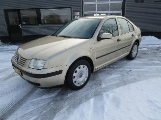 Schadeauto Volkswagen Bora 1.6-16V 2001/10