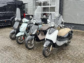 krockskadad bil auto Sym Jumpy Partij 4 scooters 2018/1