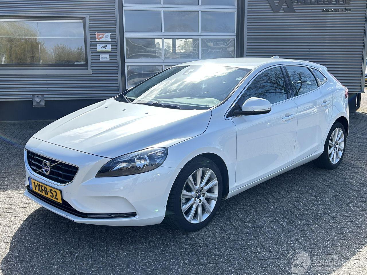 Volvo V-40 1.6 T2 Summum