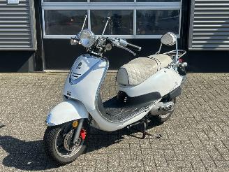 krockskadad bil bromfiets Sym  Allo 50 2011/4