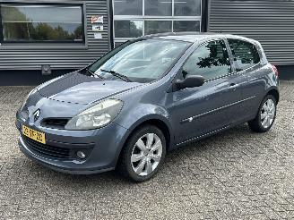 skadebil auto Renault Clio 1.4-16V Dynamique Comfort 2006/8
