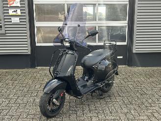 Vaurioauto  scooters Vespa  Sprint 50 4T 2017/8