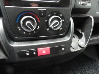 Peugeot Boxer 330 2.2 HDI L2H2 XR 3 zits airco picture 9