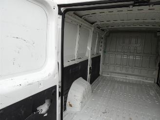 Peugeot Boxer 330 2.2 HDI L2H1 XT 3 zits airco picture 23